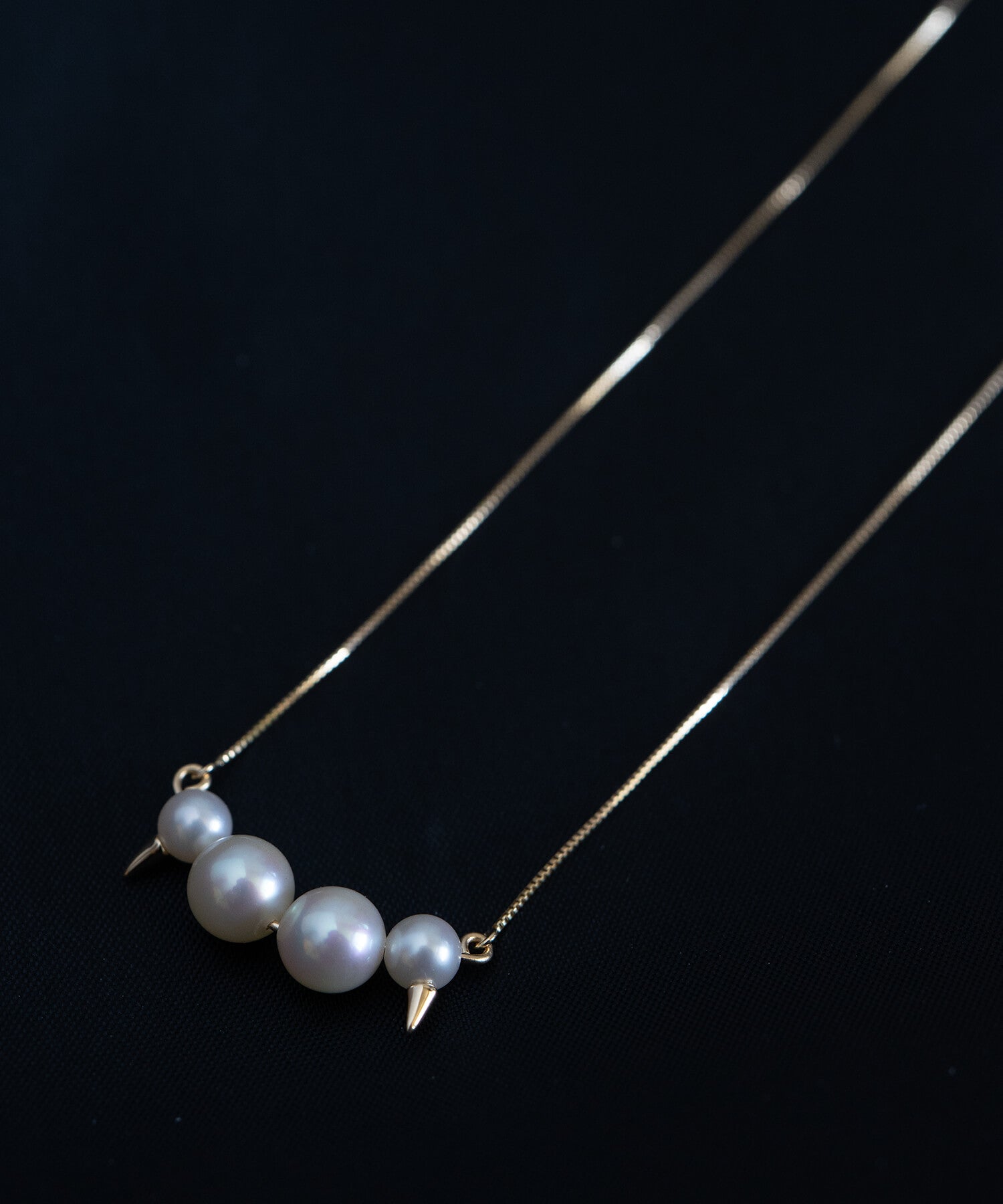 Spike Studs Pearl Necklace | QUATLUNE