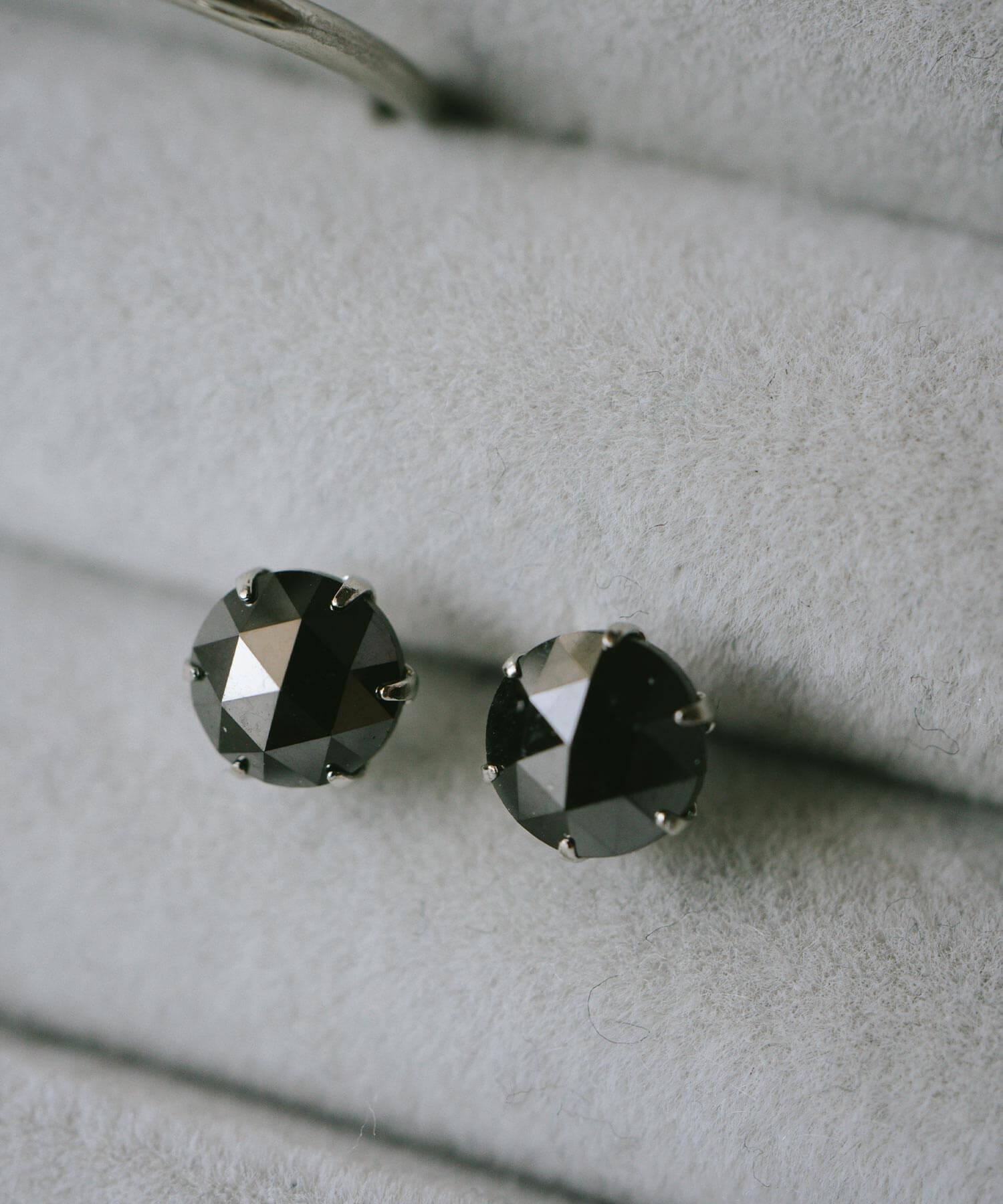 Black Diamond Platinum Studs Earrings | ROSA-NOTTE