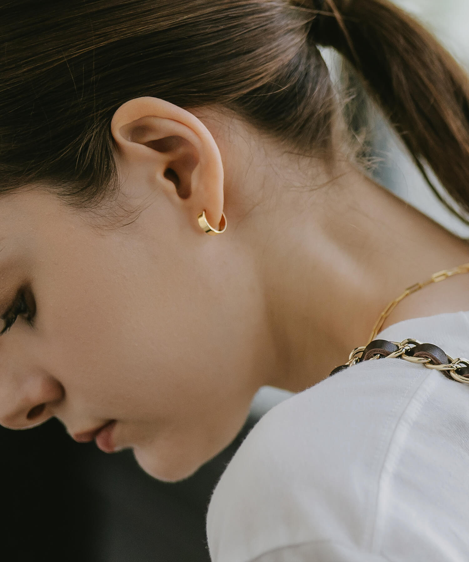 18K Gold Huggie Hoop Earrings | SOLUA