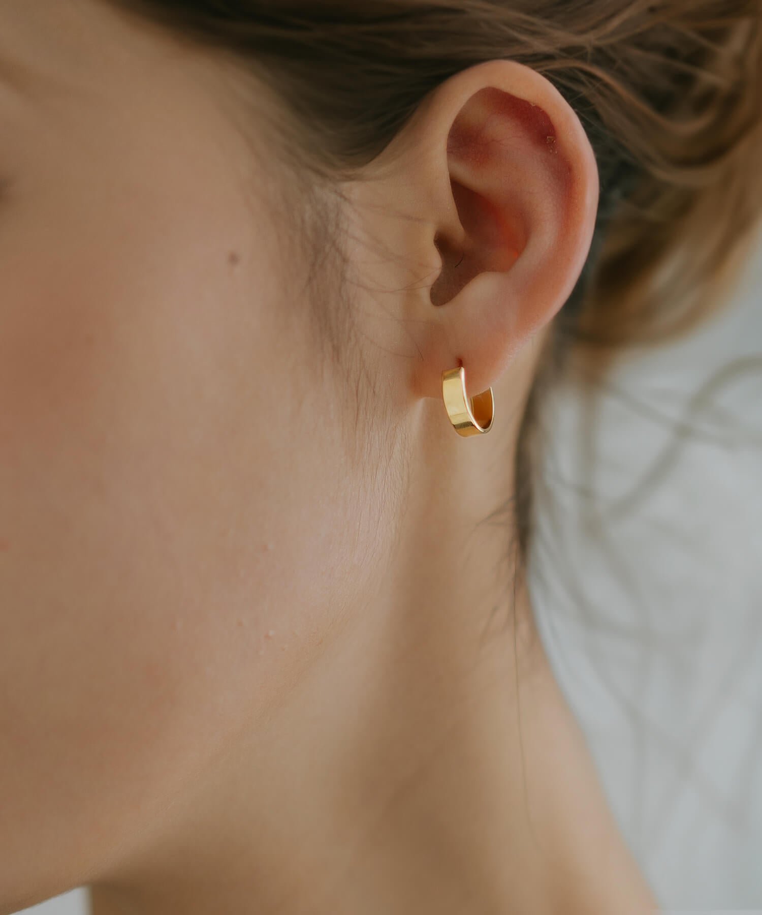 18K Gold Huggie Hoop Earrings | SOLUA