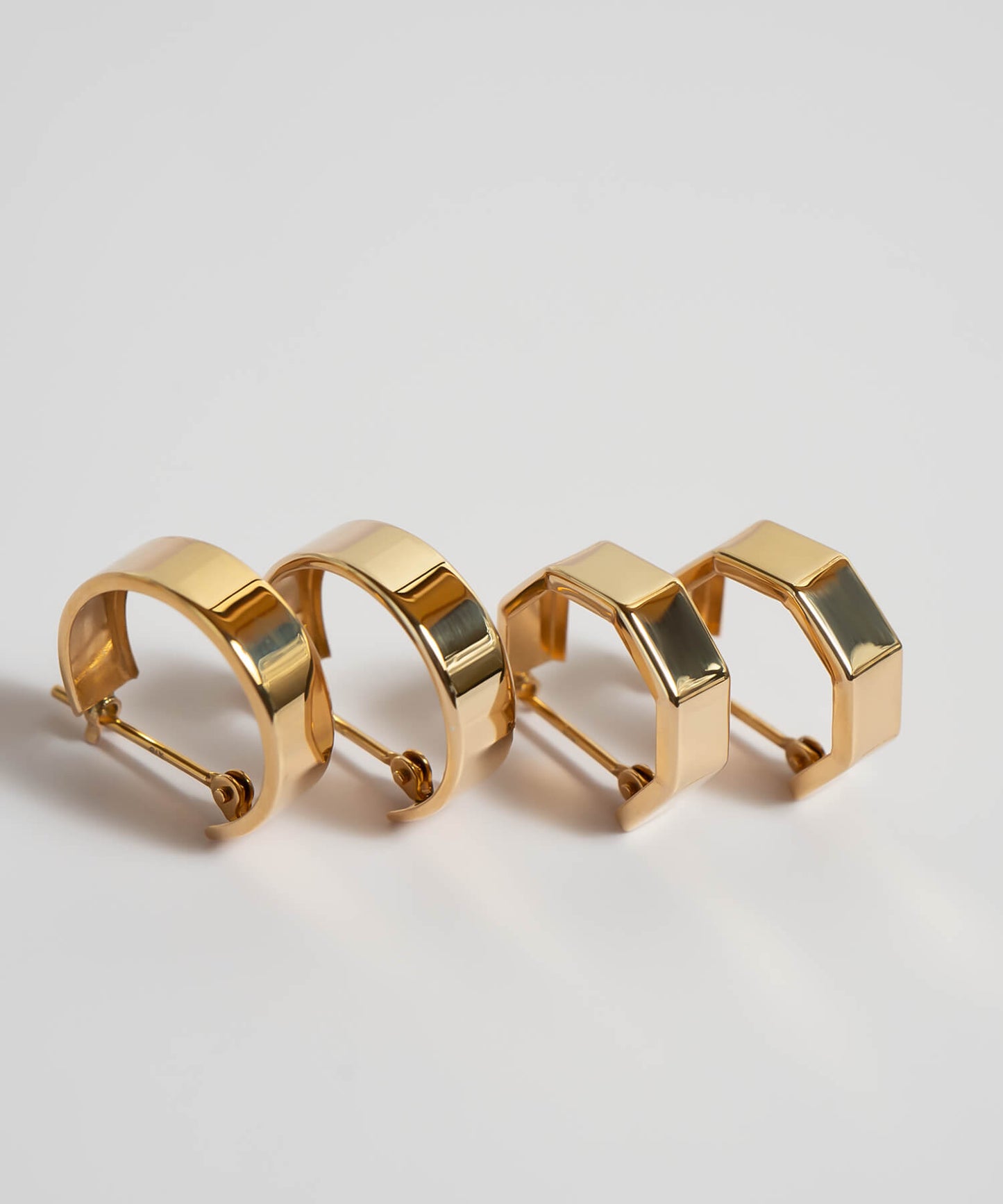 18K Huggie Hoop Earrings | SOLUA