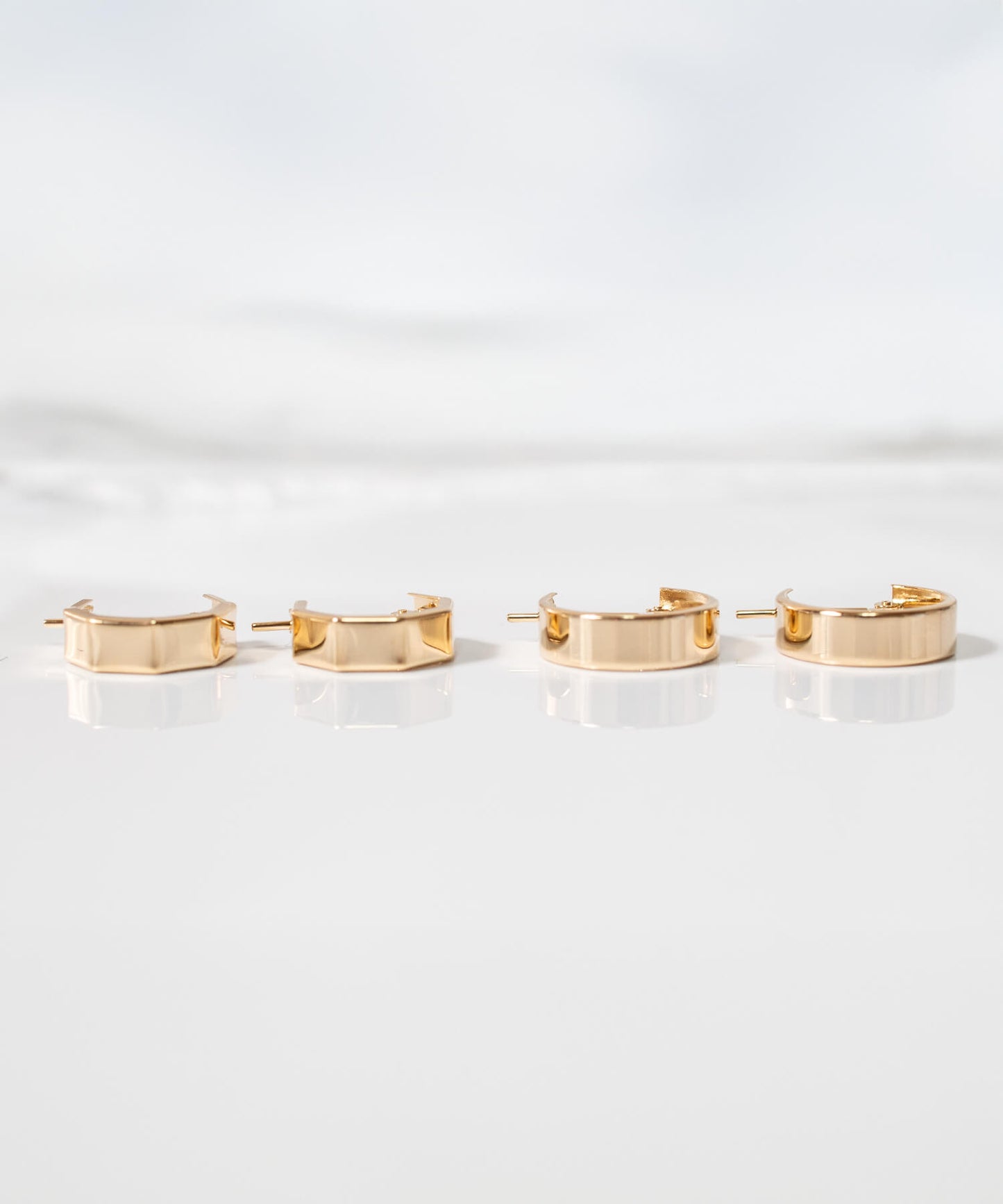 18K Huggie Hoop Earrings | SOLUA