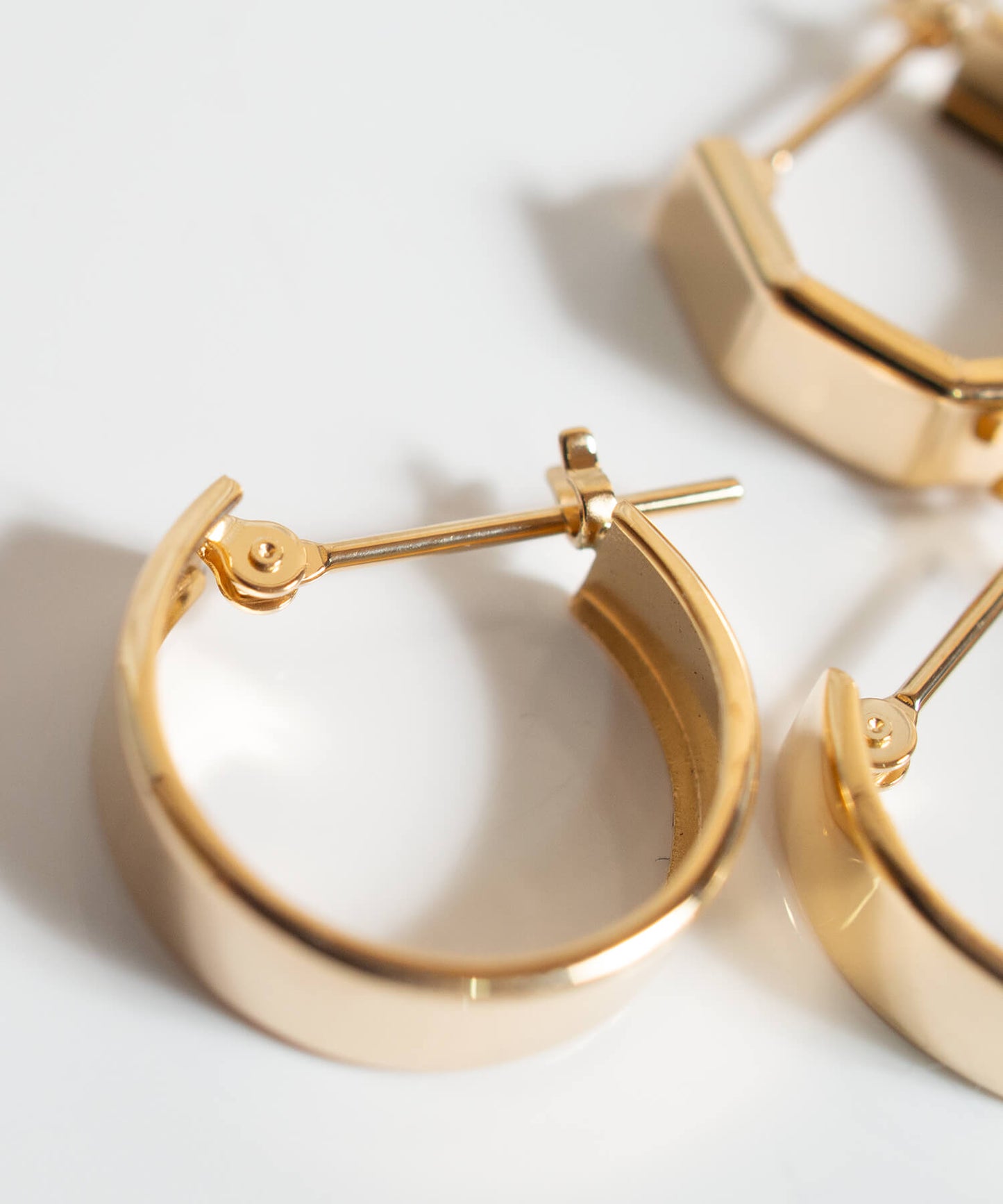 18K Huggie Hoop Earrings | SOLUA