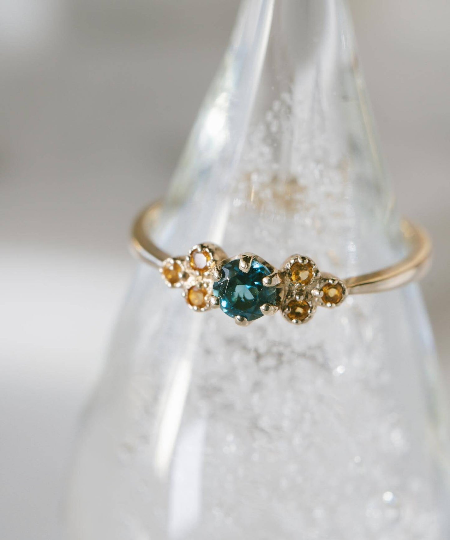 K10 Dainty Clover Gemstone Ring | TERRA-CLAVA-RING