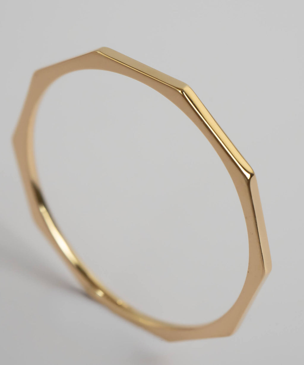 Facets running around the whole band of the 18K gold ring