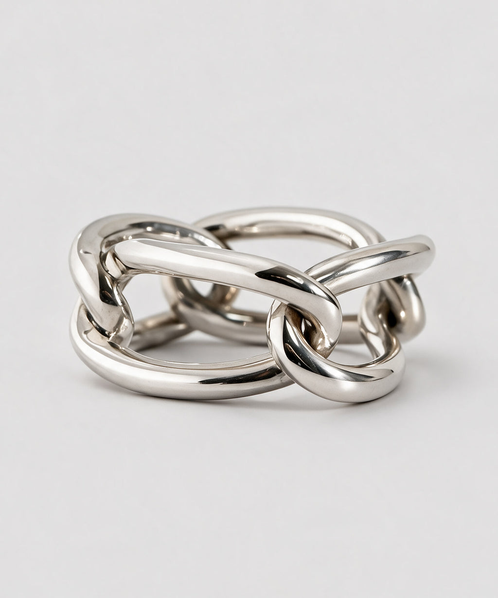 Front detail of the interlocking links of the silver chain ring