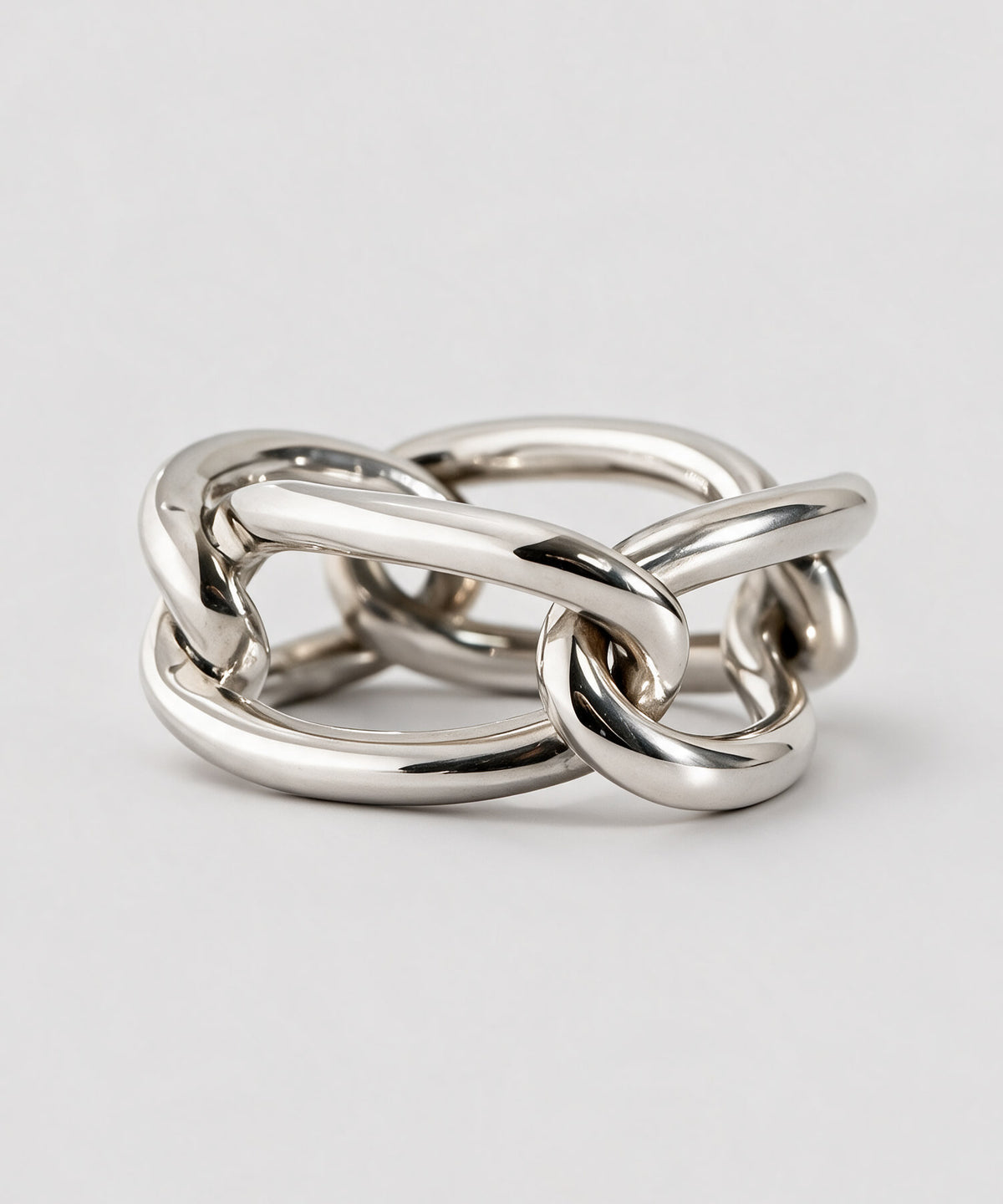 Front detail of the interlocking links of the silver chain ring