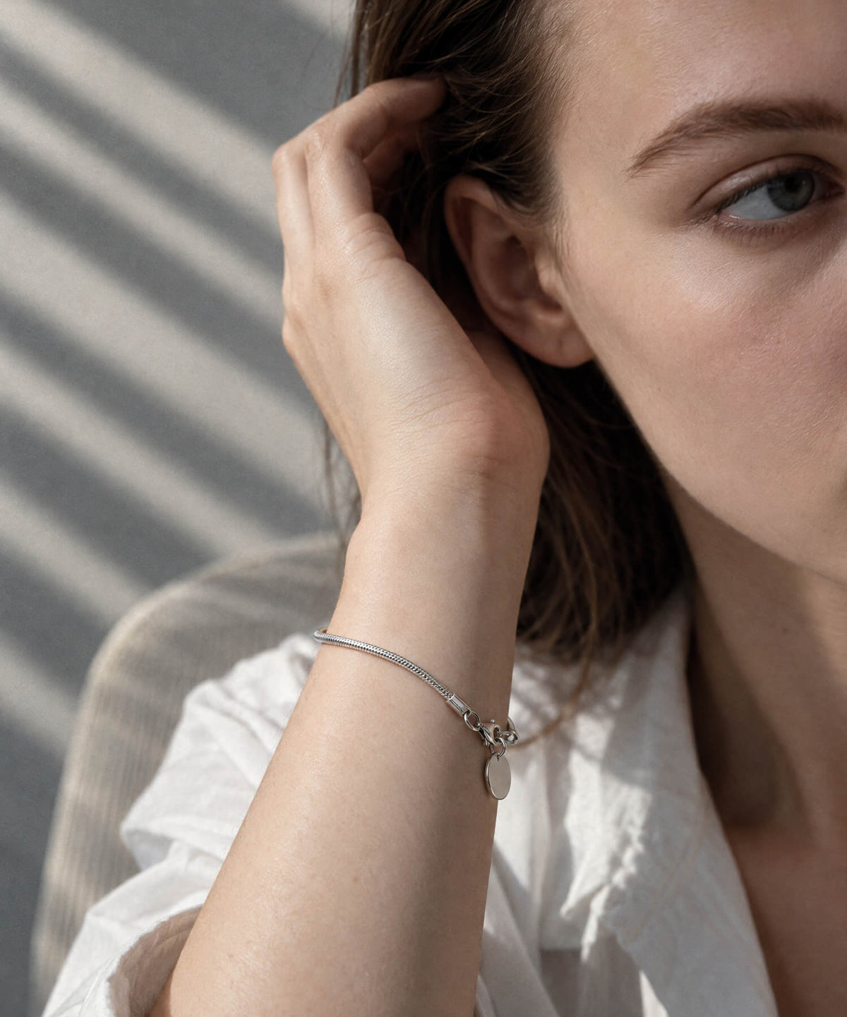 Sterling silver snake chain bracelet with round charm | VENEC-BR