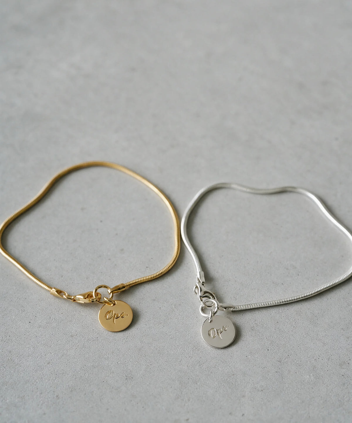 Sterling silver snake chain bracelet with round charm | VENEC-BR