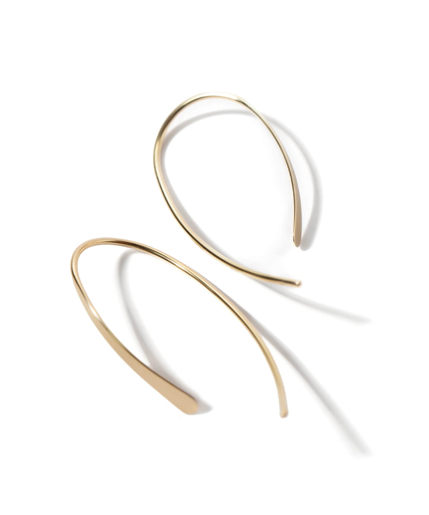 K18 Curve Hang Earrings | GOUCCIA-MIDDLE