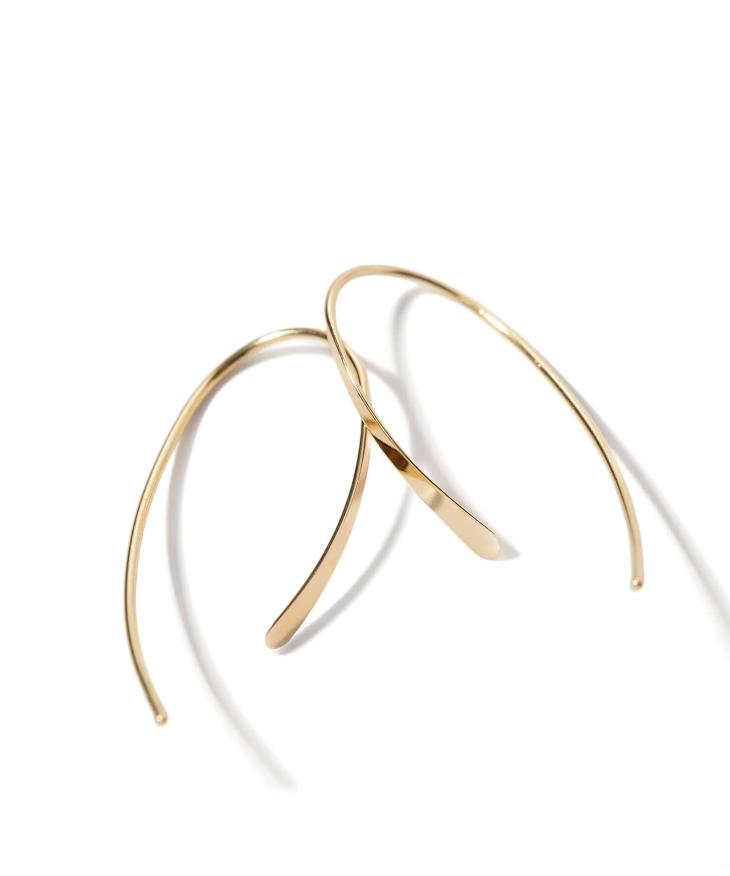 K18 Curve Hang Earrings | GOUCCIA-MIDDLE