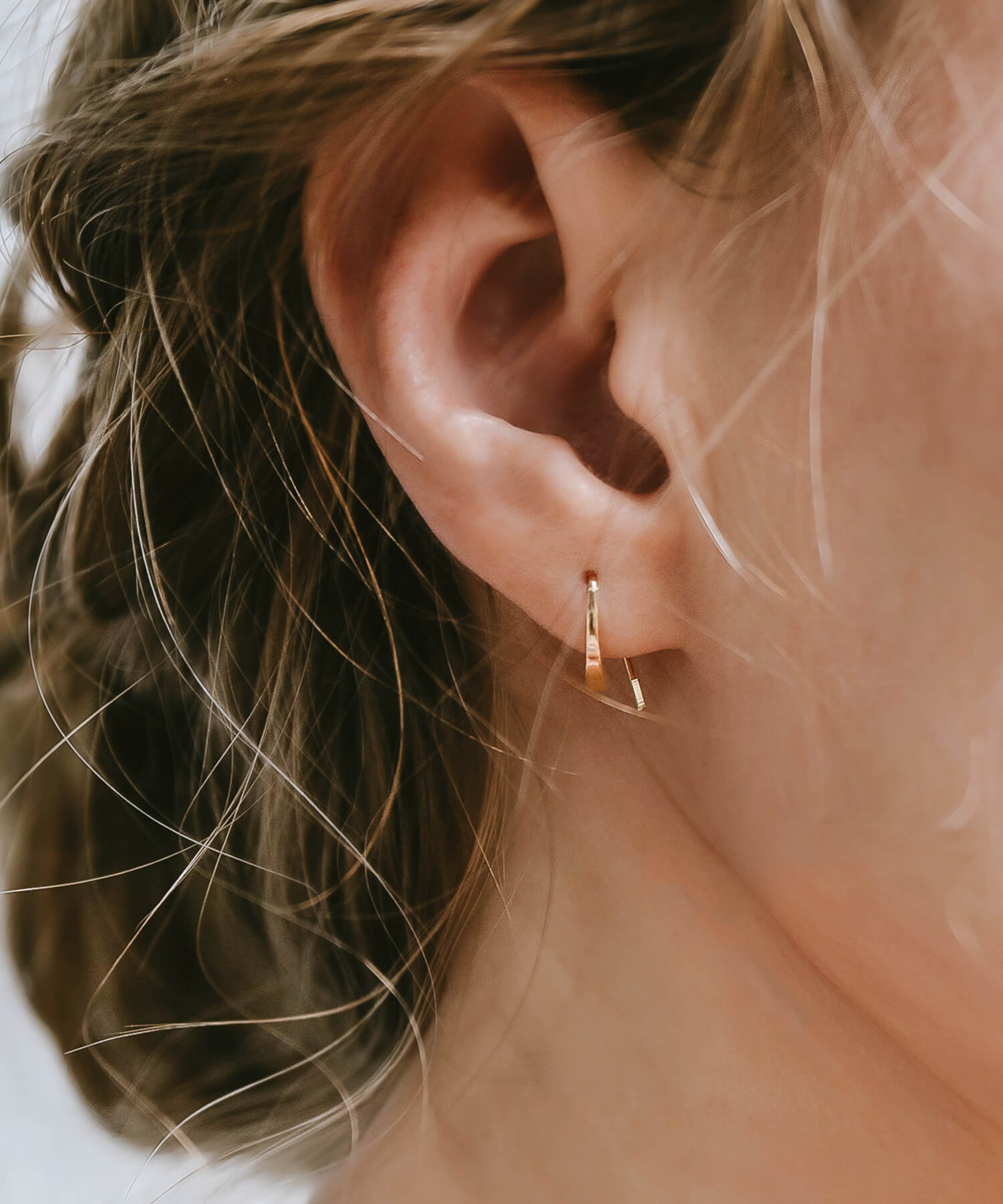 18K Gold Tiny Hang Earrings | GOUCCIA-MINI