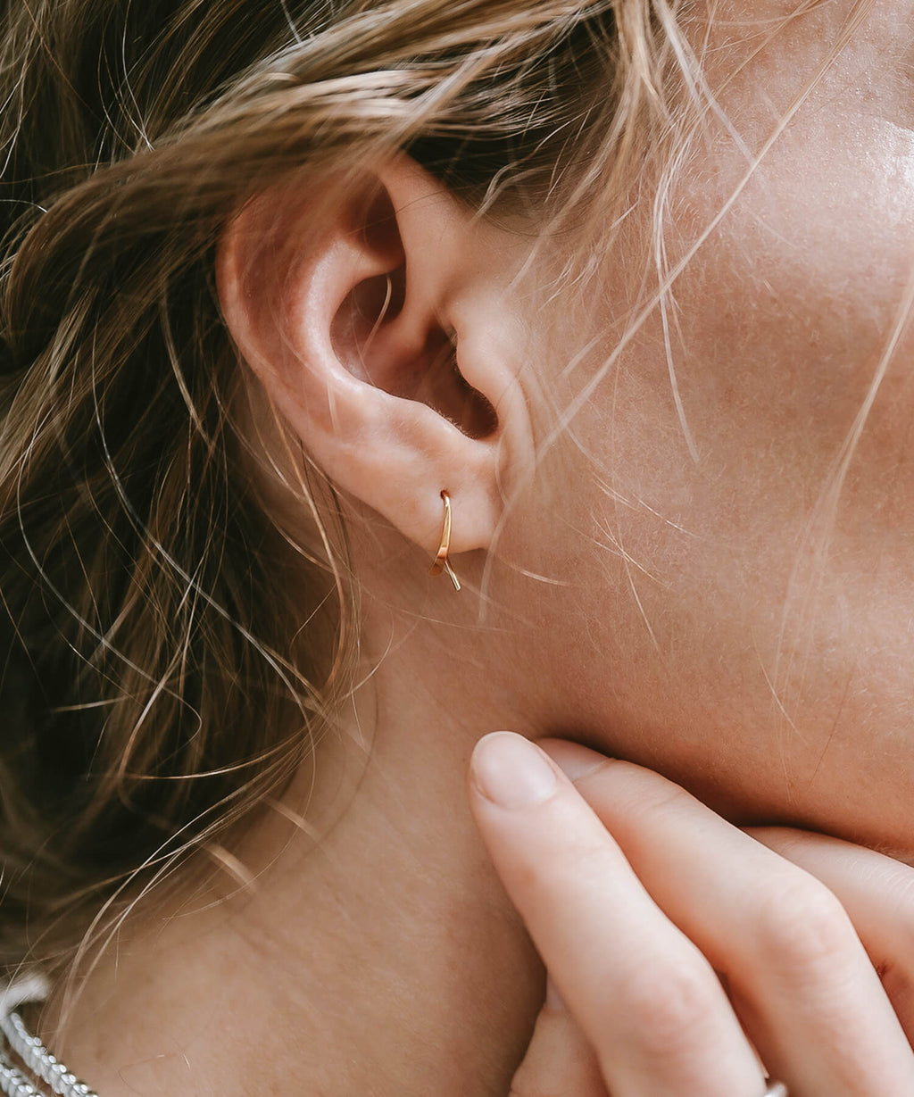 10K Gold Tiny Hang Earrings | GOUCCIA-MINI-10K