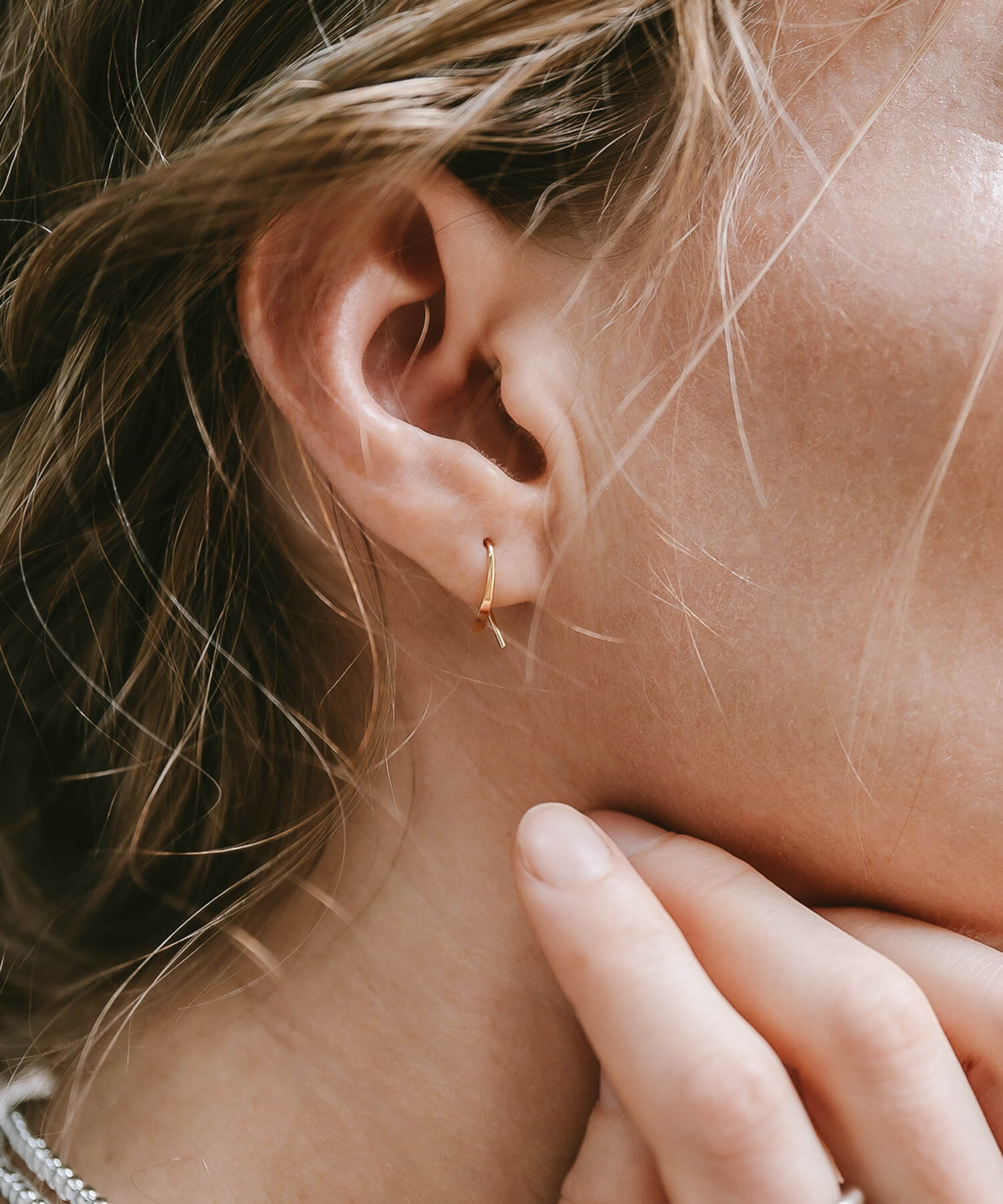 18K Gold Tiny Hang Earrings | GOUCCIA-MINI