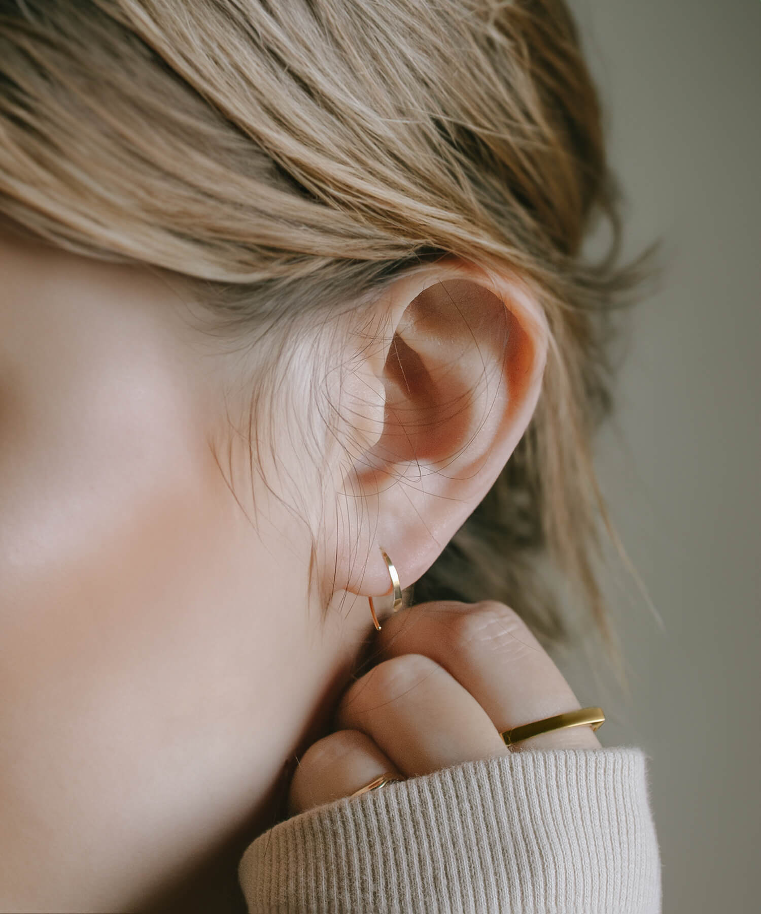 18K Gold Tiny Hang Earrings | GOUCCIA-MINI
