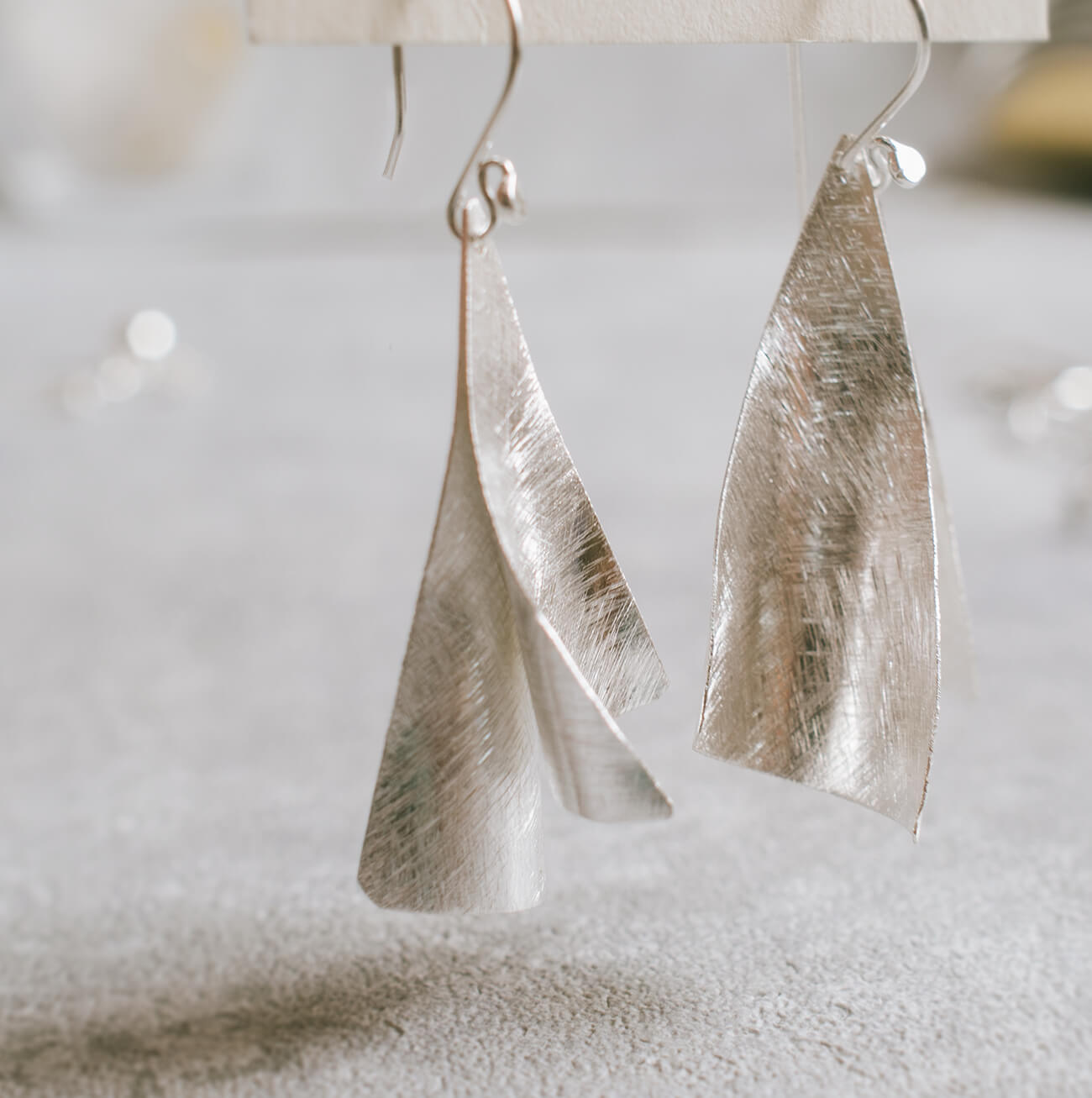 925 Sterling Silver Wavy Plate Hang Earrings | BRIZIO
