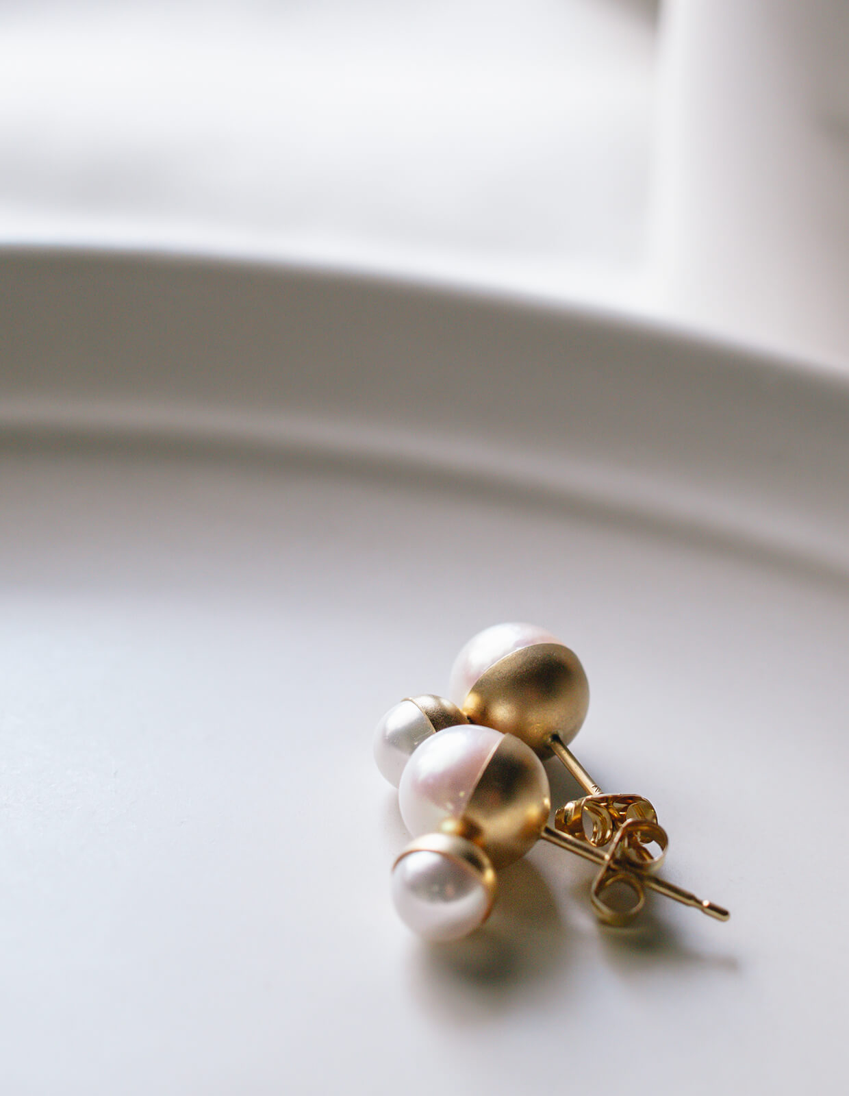 18K Gold Twin Pearl Half Cap Earrings | POLLUX