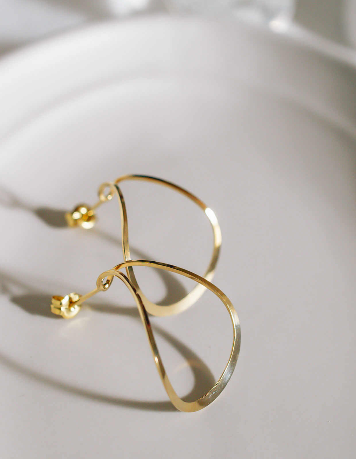 18K C Curv Delicate Hang Earrings | DINEO
