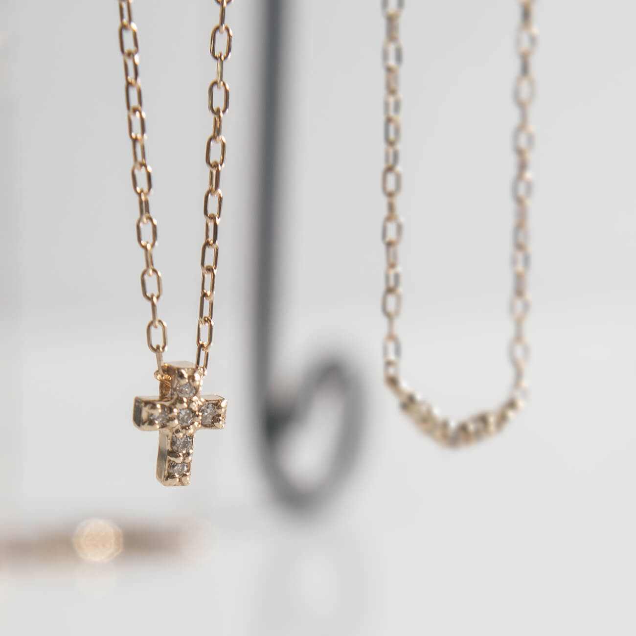 Tiny Diamond Motif Gold Necklace | MELE-NK