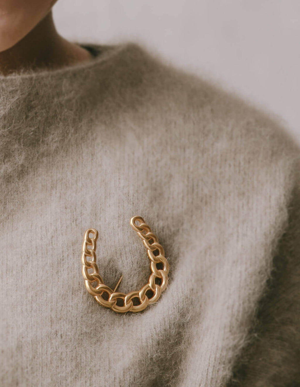 18K Gold Plated Sterling Silver Lucky Horseshoe Brooch | AVERRE