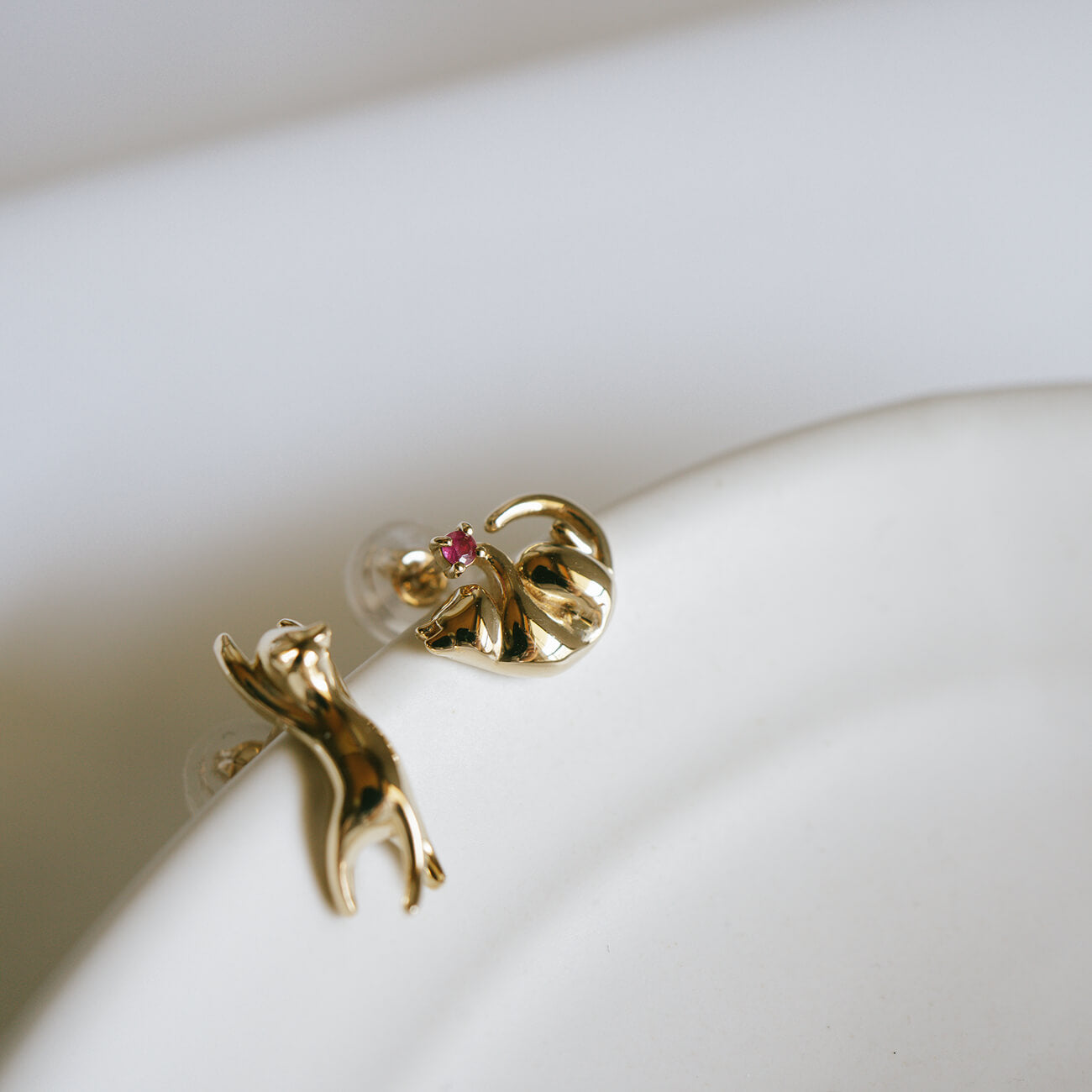 10K Gold Gemstone Cat Pierce | ZOI-CAT