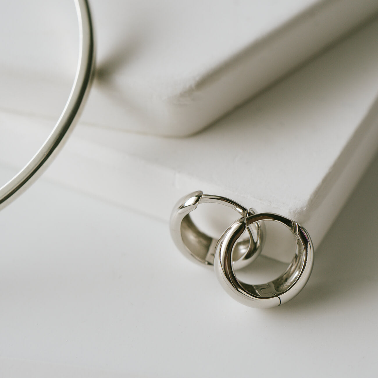 Silver925 Stount Tiny Hoop Earrings | KYKLOS-MOON
