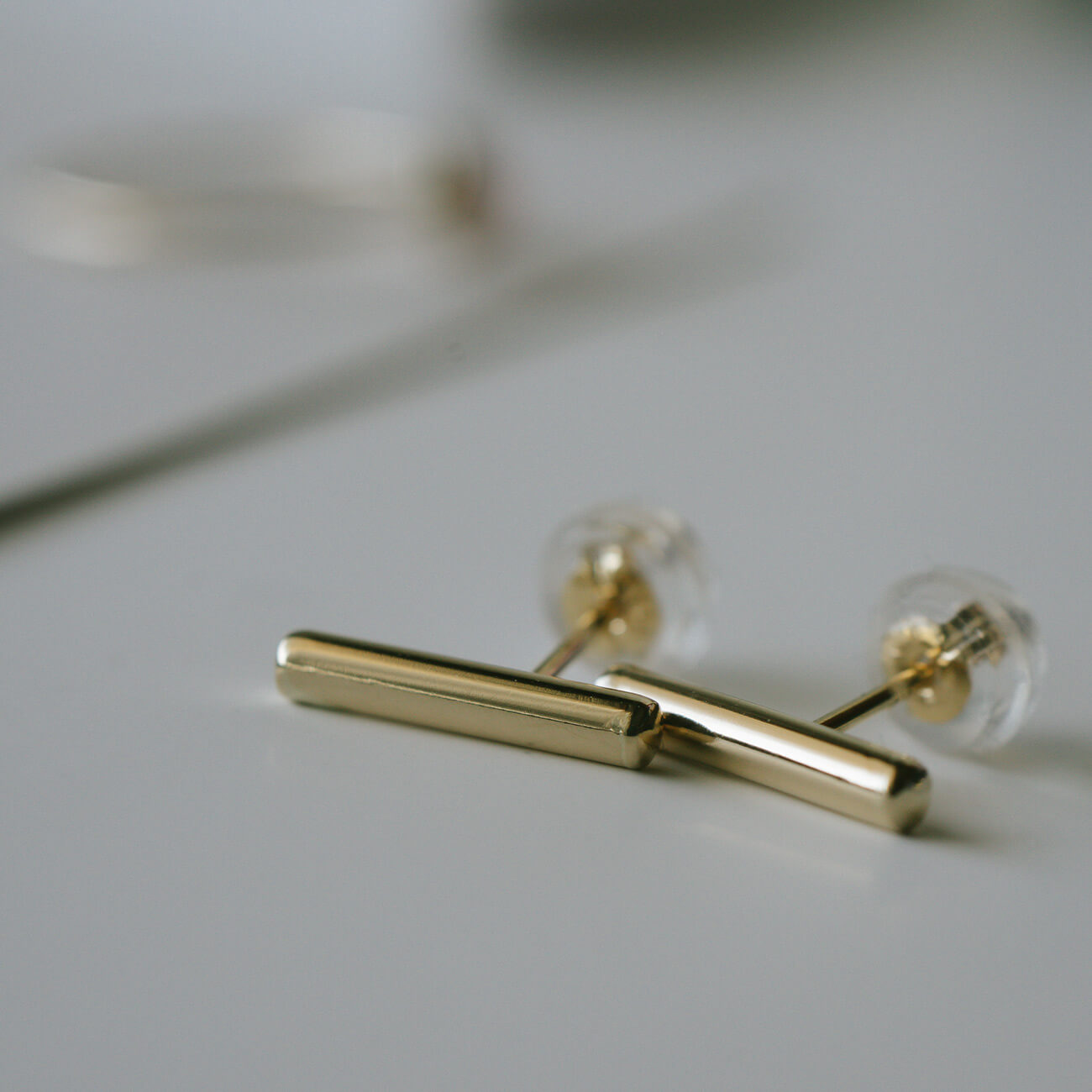 K18 Tiny Twigs Earrings | SILPHA PIERCE