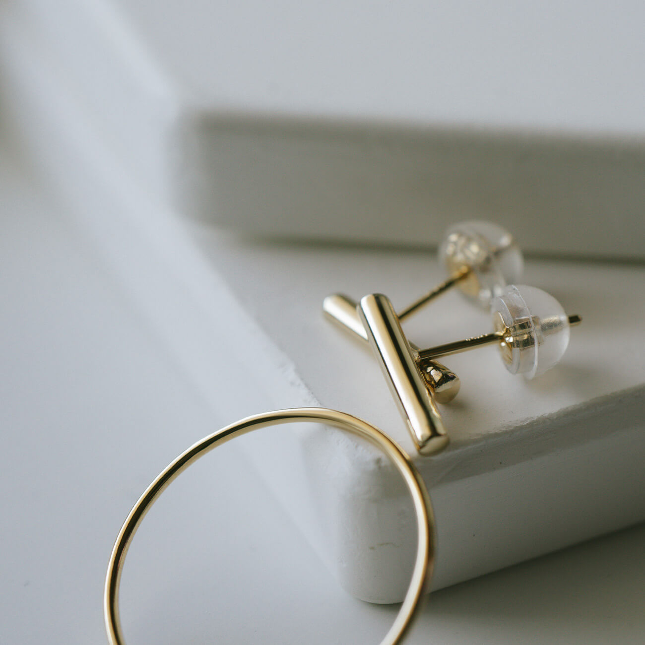 K18 Tiny Twigs Earrings | SILPHA PIERCE