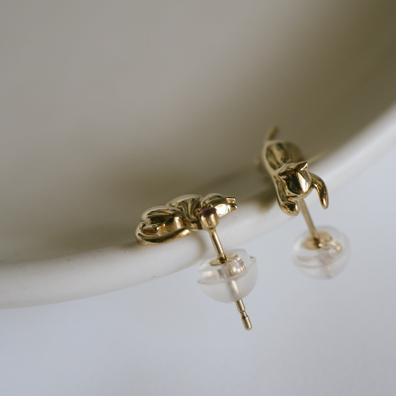 10K Gold Gemstone Cat Pierce | ZOI-CAT