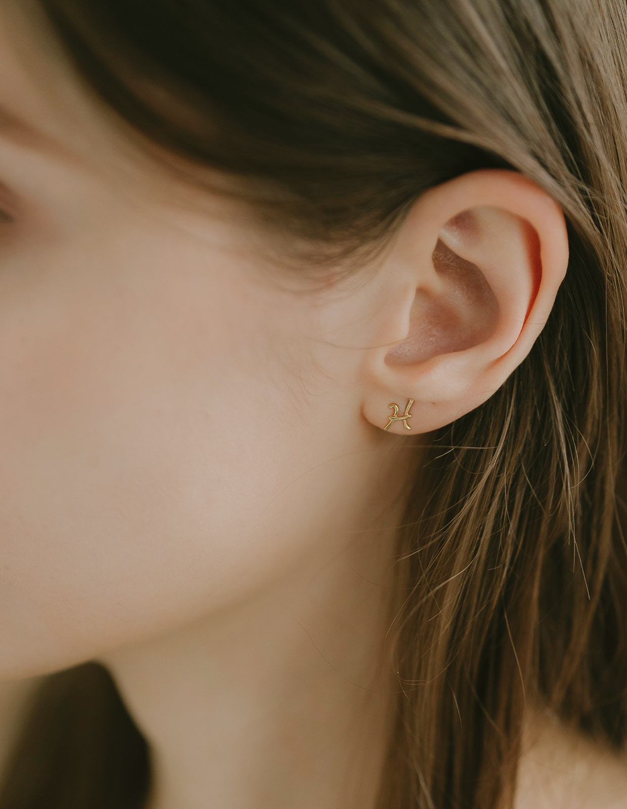 18K Gold Petit Cursive Initial Earring | MOLLICA LETTERA