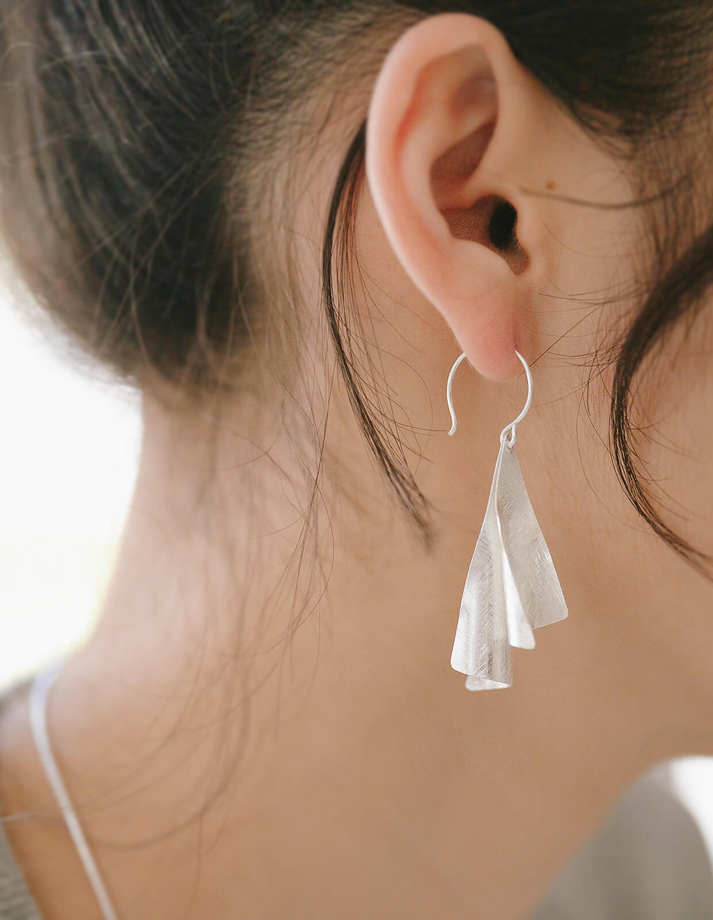 925 Sterling Silver Wavy Plate Hang Earrings | BRIZIO