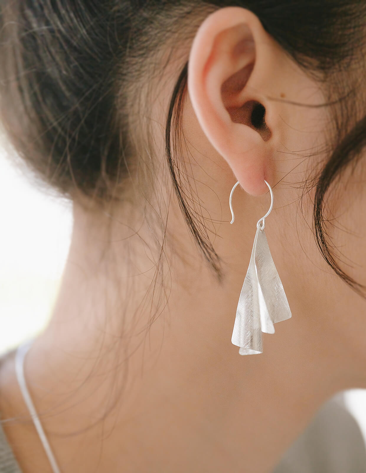 925 Sterling Silver Wavy Plate Hang Earrings | BRIZIO