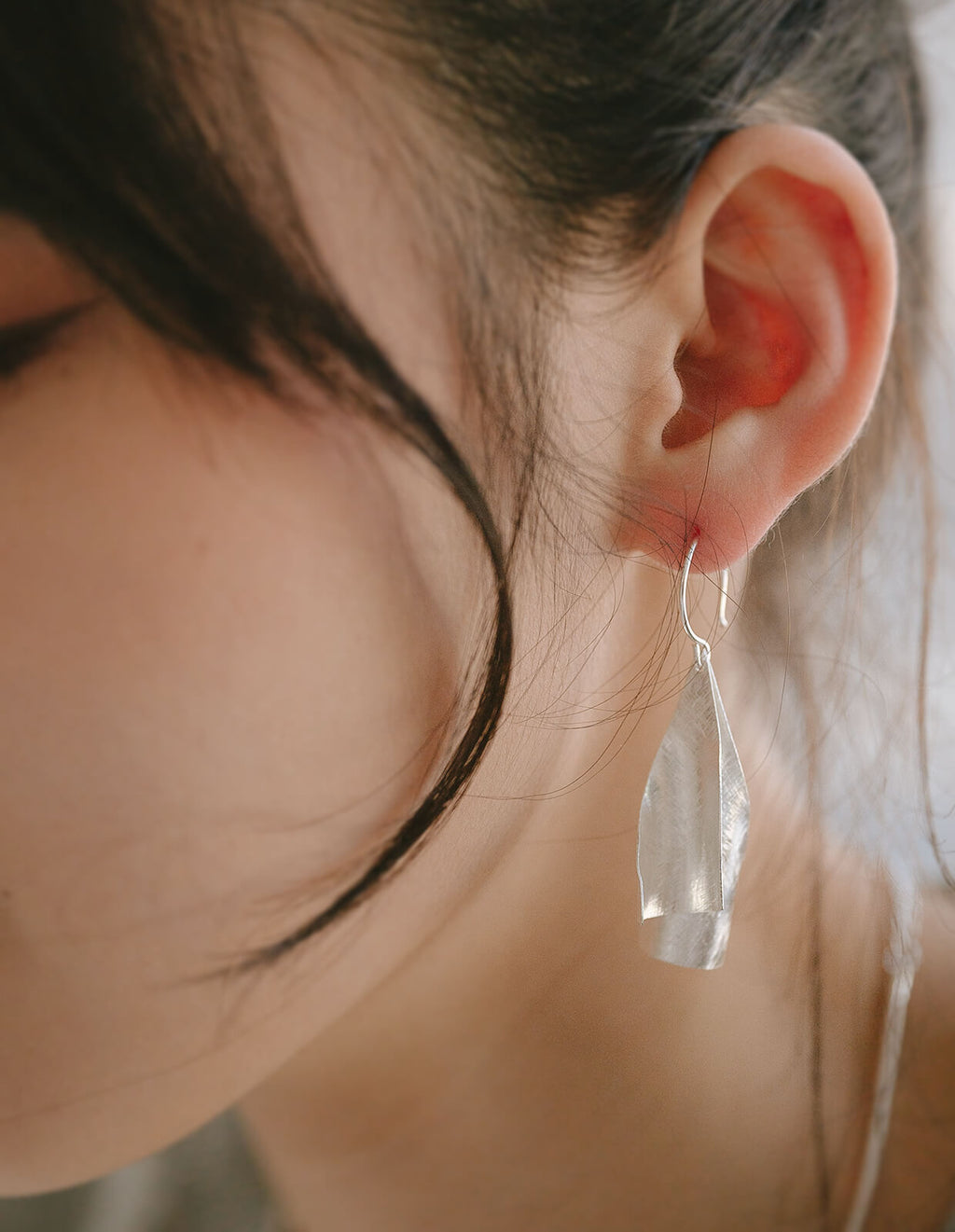 925 Sterling Silver Wavy Plate Hang Earrings | BRIZIO