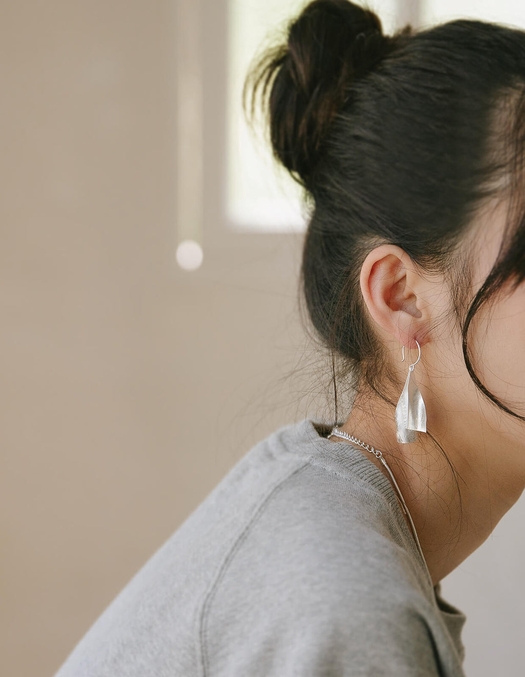 925 Sterling Silver Wavy Plate Hang Earrings | BRIZIO