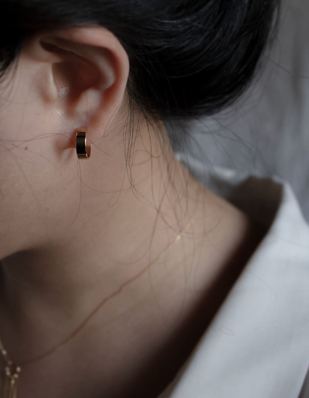 10K Gold Huggie Hoop Earrings | SOLUA-10K
