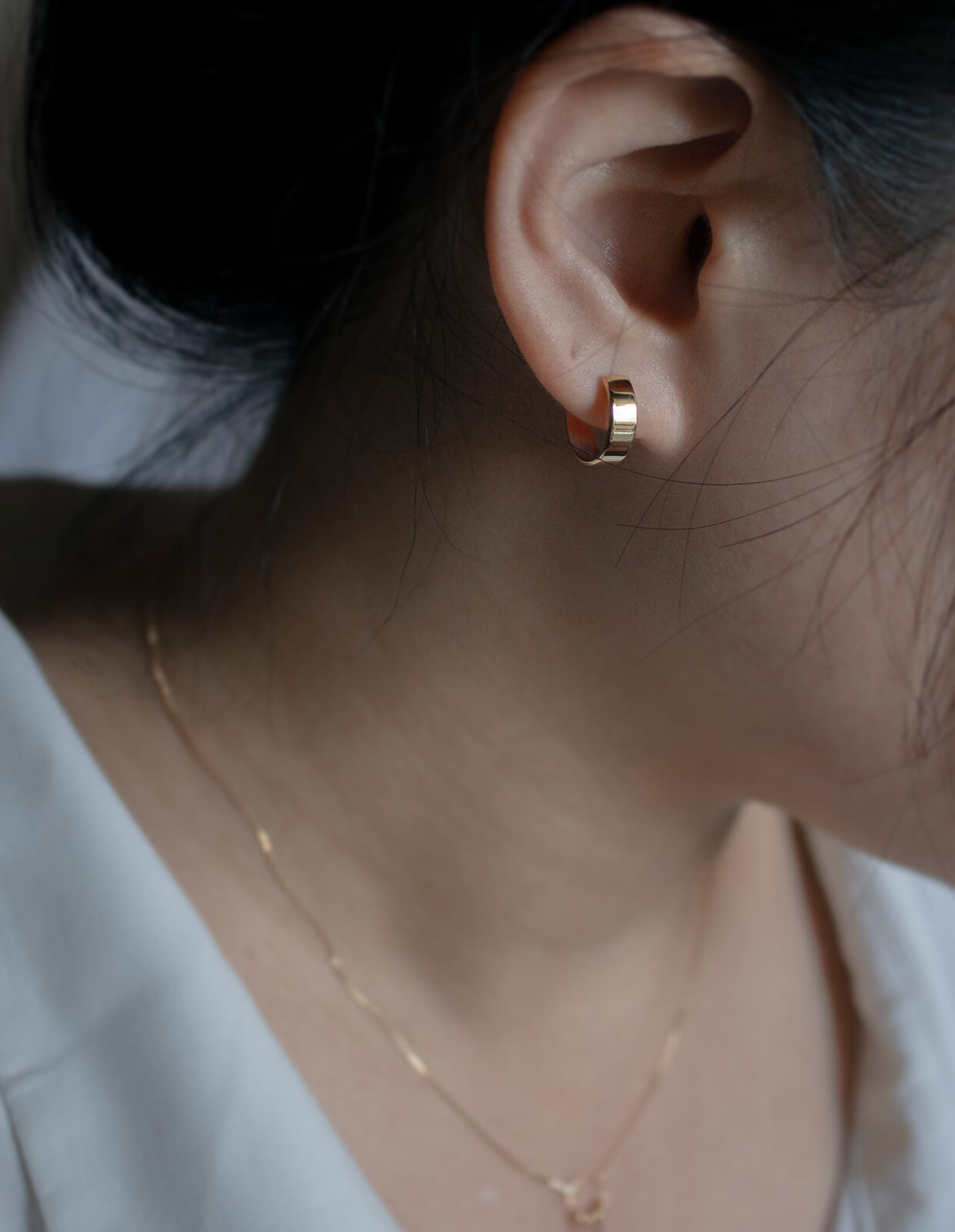 10K Gold Huggie Hoop Earrings | SOLUA-10K