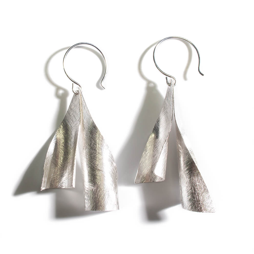 925 Sterling Silver Wavy Plate Hang Earrings | BRIZIO